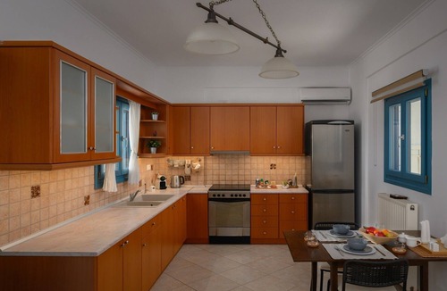 Vourvoulos House | Skarmoutsos Holiday Home|Hot tub|Free parking