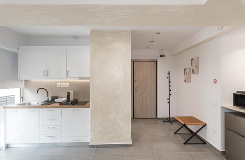 Elliniko Apartment | South Metro Suite