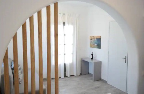 Agios Prokopios House | Spacious 2BR Flat, Pergola Veranda, 20m to Agios Prokopios Beach