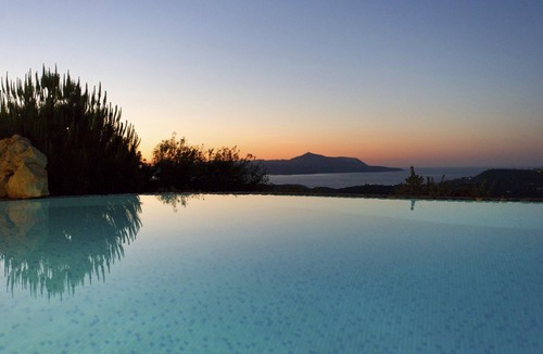 Gavalochori Villa | Spacious, Good Privacy, a Gorgeous Sea View, ideal for groups or large families.