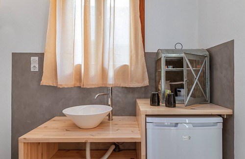 Tinos Town House | Studio Apartment 'En Tino 1' with Balcony, Wi-Fi and Air Conditioning