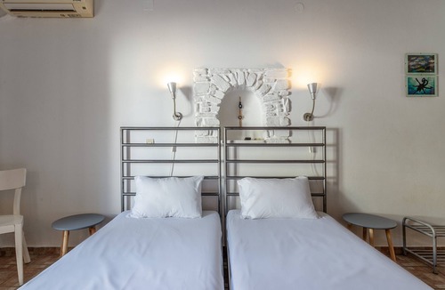 Tinos Town House | Studio Apartment 'En Tino 1' with Balcony, Wi-Fi and Air Conditioning