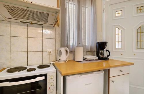 Mesolongi Apartment | Studio Apartment 'Flo's 1' with Shared Garden, Wi-Fi and Air Conditioning