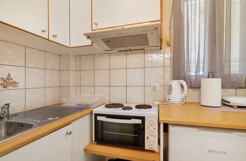 Mesolongi Apartment | Studio Apartment 'Flo's 1' with Shared Garden, Wi-Fi and Air Conditioning
