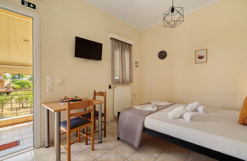 Mesolongi Apartment | Studio Apartment 'Flo's 1' with Shared Garden, Wi-Fi and Air Conditioning