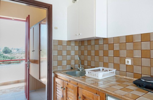 Tingaki Apartment | Studio Apartment 'Golden Sun 4' with Sea View, Shared Pool and Wi-Fi