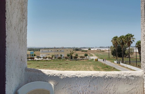 Tingaki Apartment | Studio Apartment 'Golden Sun 4' with Sea View, Shared Pool and Wi-Fi