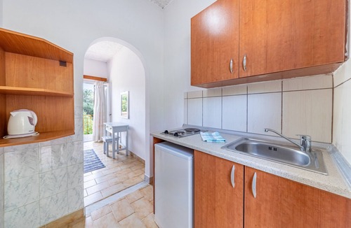 Marathias Apartment | Studio Apartment 'Maltas 13' with Shared Terrace, Wi-Fi and Air Conditioning