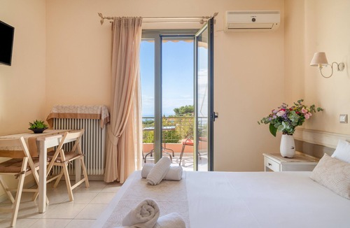 Kalamitsi Apartment | Studio Apartment 'Nontas Home 21' with Sea View, Wi-Fi and Air Conditioning