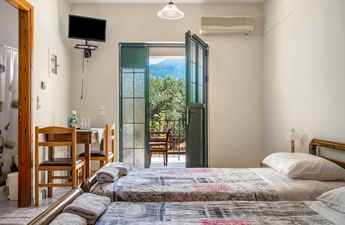 Sami Apartment | Studio "Daratos 5" with Shared Garden & Wi-Fi