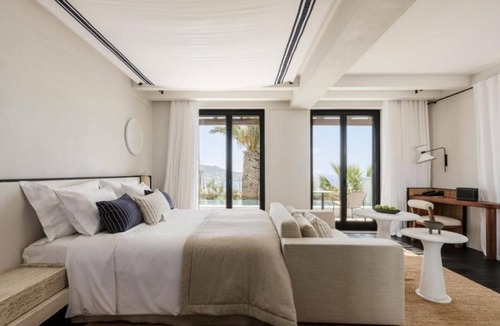 Drafaki Hotel | Stunning Luxury Suite w/Infinity Pool & Stunning Sea Views for Romantic Trips