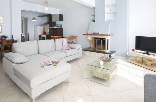 Perigiali Apartment | Sunny Beachfront apartment with its own pontoon,ideal for families w/t kids