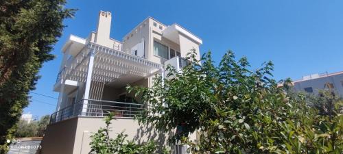 Loutraki Villa | The Bright House a two-storey maisonette in Loutraki