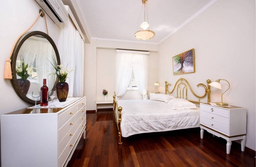 Sinarades Apartment | The Old Mansion Three Bedroom Apartment