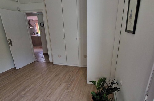 Nea Makri House | The Painter's Garden - Relaxing House 3 min Walk to Beach & Private Parking.