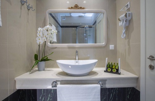 Nidri House | Tirkouaz Suite - VK Luxury Suites-Private Parking
