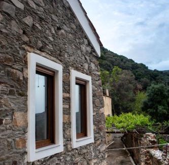 Kantanos-Selino Apartment | Traditional stone build country house Shale