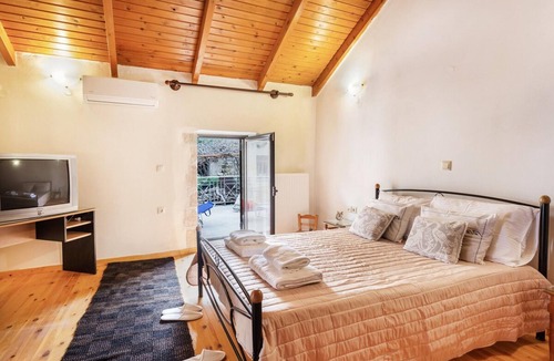 Tzitzifes House | Traditional Stone House Rafael