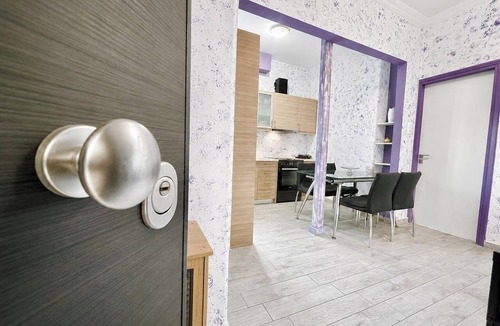 Athens Apartment | Transit Hub Pad - Steps to Metro -Sleeps 3 by ΜΡS
