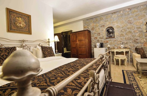 Mesaia Trikala Bed & Breakfast | Trikalon Muses Art Suites - Thaleia 2Bedroom Suite
