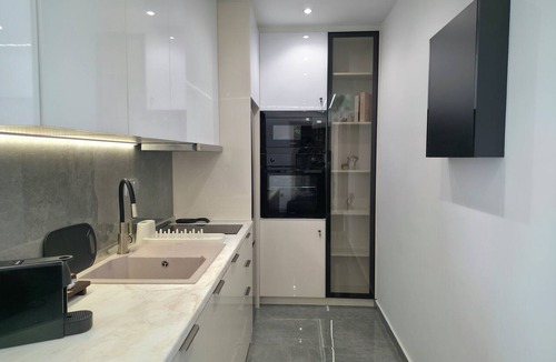 Neos Kosmos Apartment | TT Luxury Homes | Apollo – 2 Bedrooms Next to TRAM