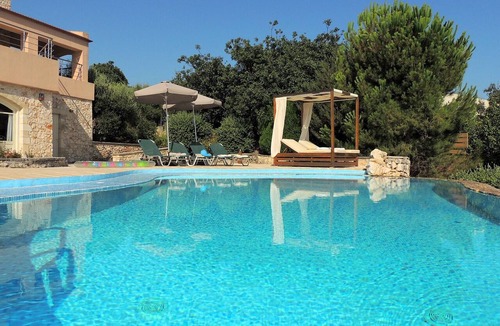 Apokoronas House | Very private and spacious 4 Bedroom Villa with infinity pool and sea views.