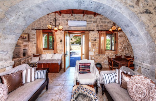 Frantzeskiana Metochia Villa | Villa Andriana - Traditional Luxury