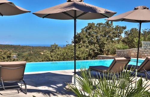 Monopari Villa | Villa Aphrodite, beautiful views, heated infinity pool, privacy!