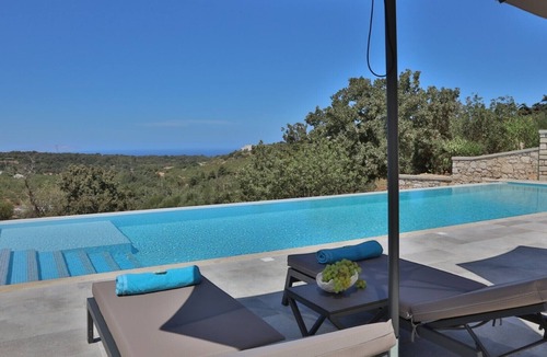 Monopari Villa | Villa Aphrodite, beautiful views, heated infinity pool, privacy!