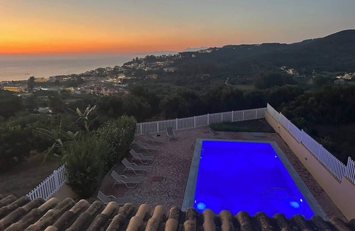 Arillas Villa | Villa Avra Arillas : Vue sur mer et coucher de soleil avec très grande piscine