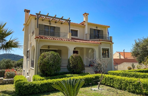 Razata House | Villa Carousos , 3 Bedrooms , 8 persons