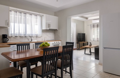 Kremasti Apartment | Villa Divina PoolFront Suites