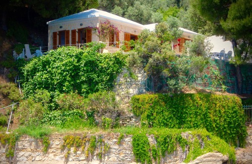 Troulos Villa | Villa Folia, a seafront private villa at the island of Skiathos