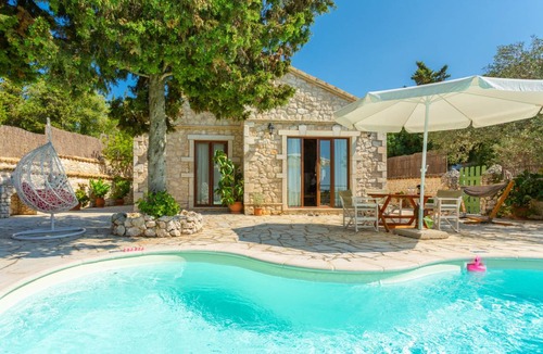 Vlachopoulatika Villa | Villa Gallini: Large Private Pool, Walk to Beach, Sea Views, A/C, WiFi