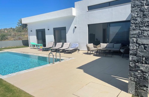 Plaka House | Villa Giil, a large, modern, family-friendly house with a private pool