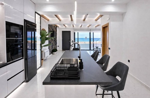 Kalyves House | Villa Horizon.Three-bedroom seafront villa in Crete with unspoiled sea views