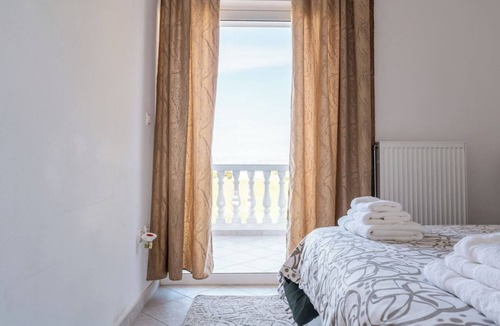 Assos-Lechaio Apartment | Villa Luna, Sea Views & Open Skies in Kato Assos