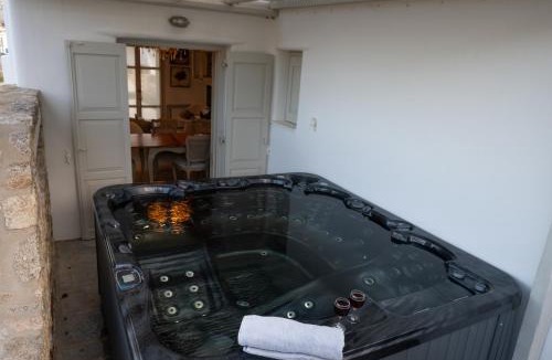 Ornos Villa | Villa Mon Rêve with Private Jacuzzi "5-minute walk - Ornos beach"