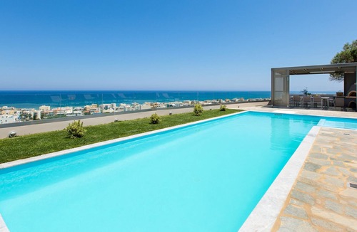Rethymno Villa | Villa Naya, walking distance to beach & sea view!