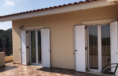 Kaki Thalassa Villa | Villa Petrou 50 meters from the mother