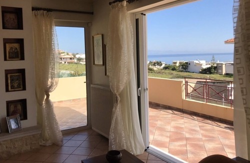 Kaki Thalassa Villa | Villa Petrou 50 meters from the mother
