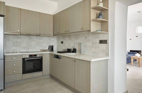 Tourlos Villa | Villa 'Princess Ann' with Sea View, Wi-Fi and Air Conditioning