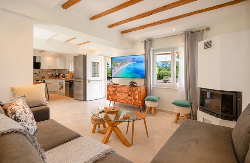 Petaleia Villa | Villekulla Villa: Tranquil Stay with Sea Views