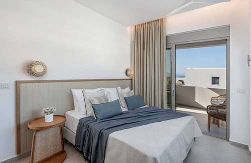 Tavronitis Villa | Walking distance from the market & tavern ★ 500 m from the beach ★ luxury villa ★ outdoor hot tub ★ BBQ & Wi-Fi