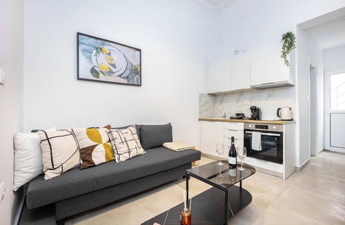 Vyronas Apartment | Warm & Stylish 1BR l King Bed