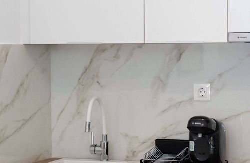 Vyronas Apartment | Warm & Stylish 1BR l King Bed