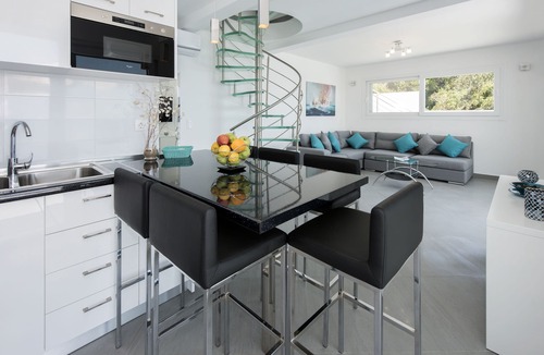 Pirgi Villa | We are Nikos and Litsa, passionate about travelling.