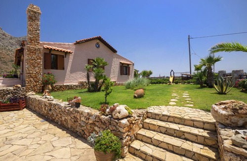 Stavros Villa | When the Pool Meets the Sea – Where Anthony Quinn Danced the Sirtaki