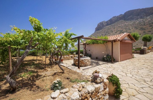 Stavros Villa | When the Pool Meets the Sea – Where Anthony Quinn Danced the Sirtaki