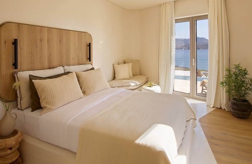 Apollonia Hotel | White Pebble Suites